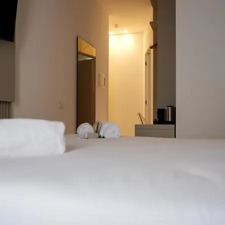 לינה וארוחת בוקר Duomo Hub - Boutique Guest With Self Check-in מילאנו