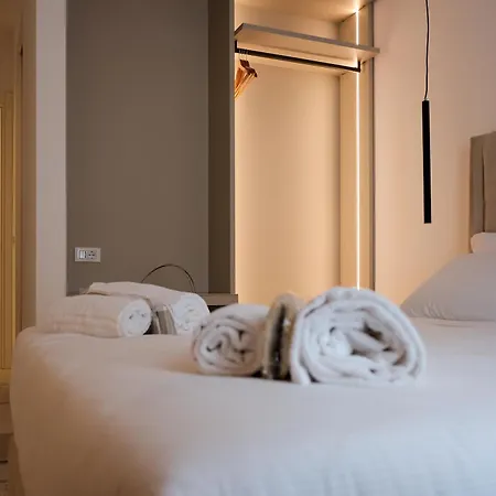 לינה וארוחת בוקר Duomo Hub - Boutique Guest With Self Check-in מילאנו