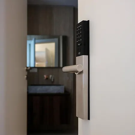 לינה וארוחת בוקר Duomo Hub - Boutique Guest With Self Check-in מילאנו