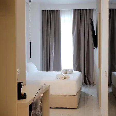 לינה וארוחת בוקר Duomo Hub - Boutique Guest With Self Check-in מילאנו