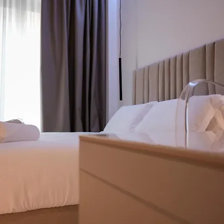 לינה וארוחת בוקר Duomo Hub - Boutique Guest With Self Check-in מילאנו