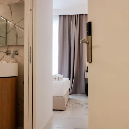 לינה וארוחת בוקר Duomo Hub - Boutique Guest With Self Check-in מילאנו