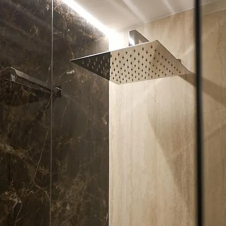 לינה וארוחת בוקר Duomo Hub - Boutique Guest With Self Check-in מילאנו