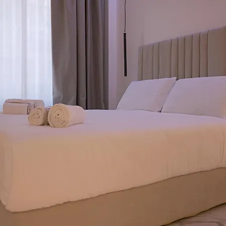 לינה וארוחת בוקר Duomo Hub - Boutique Guest With Self Check-in מילאנו