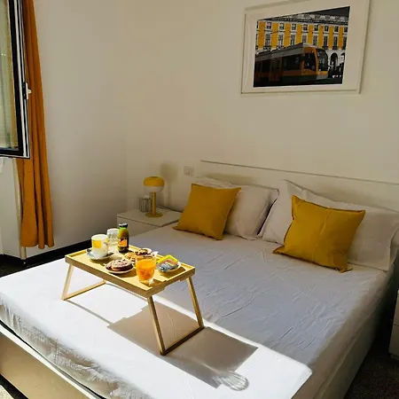 Yellow Metro M4 Apartment *