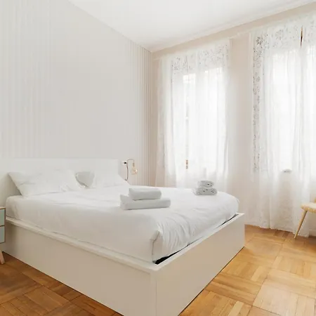 Guesthost - Chic Flat Steps From Duomo Apartment
