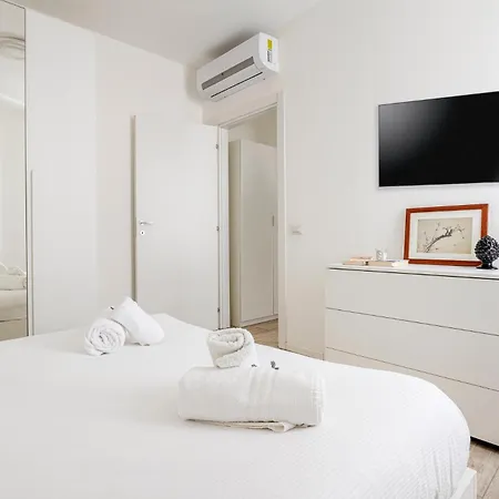 Spacious Modern Family Apartment Near Metro