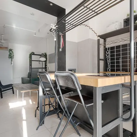 Guesthost - Modern Loft X4 Navigli Daire *