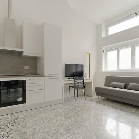 Guesthost - Cozy Flat Near & Grec0 Pirelli Stations