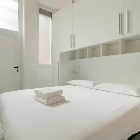 Guesthost - Cozy Flat Near & Grec0 Pirelli Stations Appartement