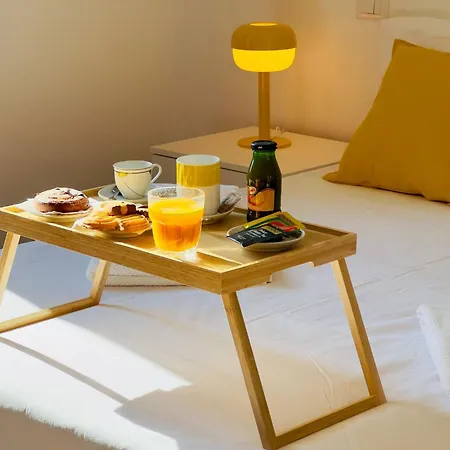 Yellow Metro M4 Apartment *