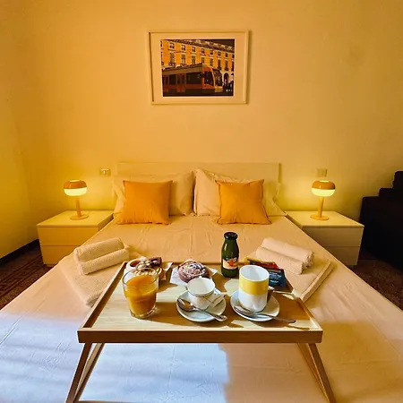 Yellow Metro M4 Apartment Mailand