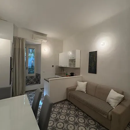 Charming Two-room Apartment, Just A Short Walk From The M1 And M2 Cadorna Subway Stations Apartment Mailand