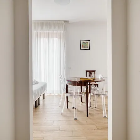 Domusmi Isola 302 Apartment