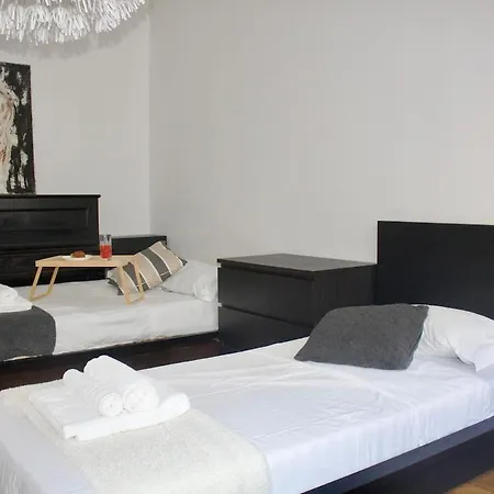 Iconic 3-br Steps From Duomo Apartment Mailand