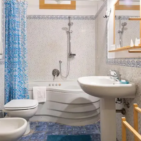 Spacious & Comfortable Apt, Near Station Apartment Mailand