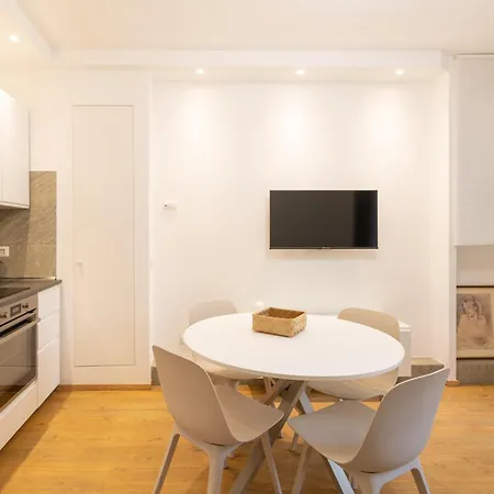 Prestige House - 2 Min Metro Isola & Garibaldi アパート ミラノ
