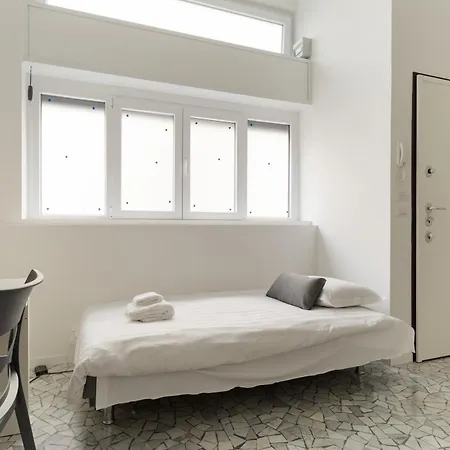 Guesthost - Cozy Flat Near & Grec0 Pirelli Stations Appartement