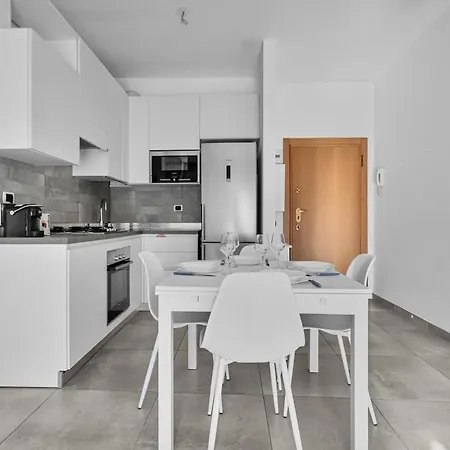 Salis Comfort In A Setting, Well Connected To The Center ميلان