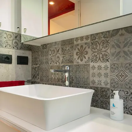 I-host - Spacious 3br - Balcony - Sleeps 7 *