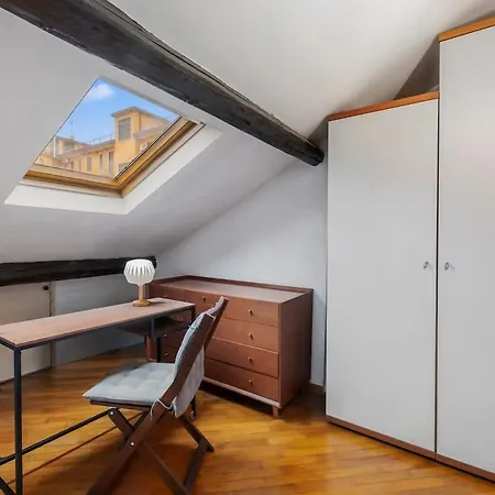 The Beamed Hive - Steps From The Metro Apartment Mailand
