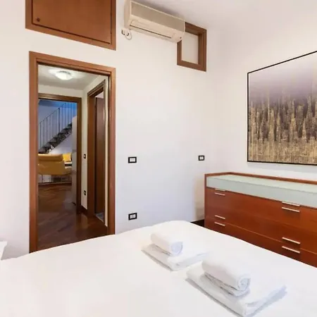 Spacious & Comfortable Apt, Near Station Apartment Mailand