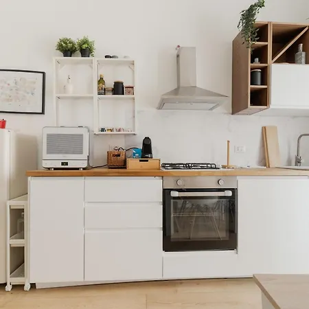 Guesthost - Cozy Balcony Flat Close To Navigli