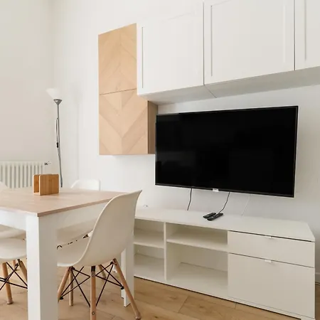 Guesthost - Cozy Balcony Flat Close To Navigli