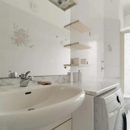 De Angeli M1 - 1br Bright With Balcony Apartman *
