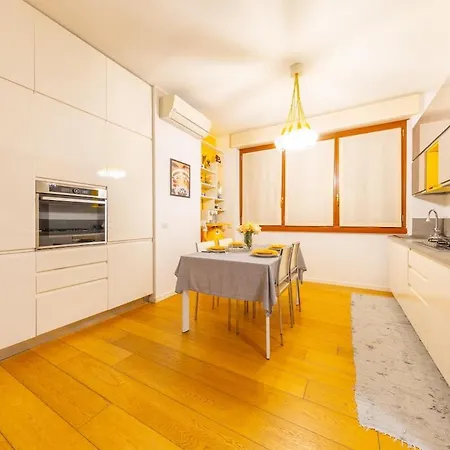 Elegant And Spacious 2bdr, 5 Min Station Apartment