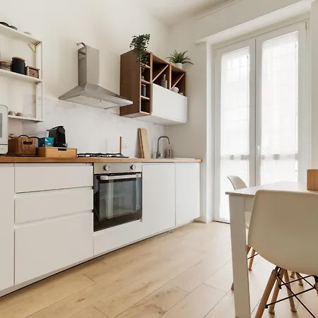 Guesthost - Cozy Balcony Flat Close To Navigli *