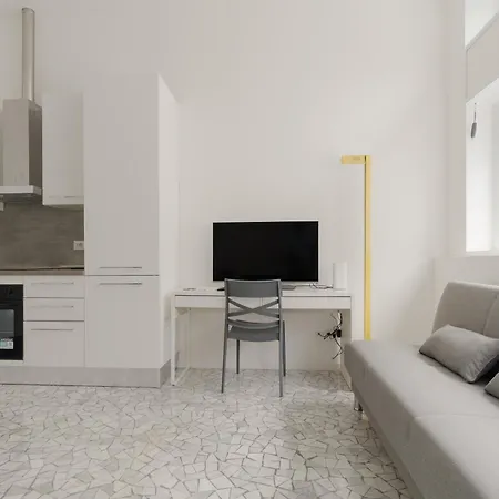 Guesthost - Cozy Flat Near & Grec0 Pirelli Stations