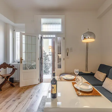 Elegant, Modern & Luxury With Comforts דירה