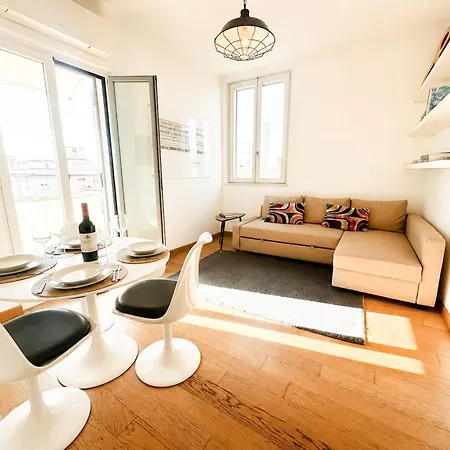 Brera Elegant 5th Floor Flat With Balcony Mailand