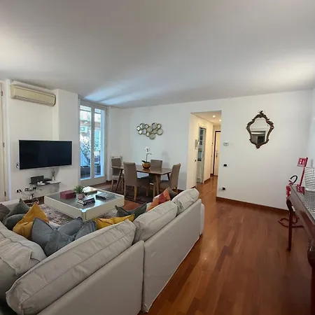 Daire Splendido Trilocale Con Terrazzo In Zona Navigli *