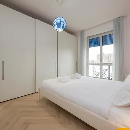 Apartment I-host - Spacious 3br - Balcony - Sleeps 7 *