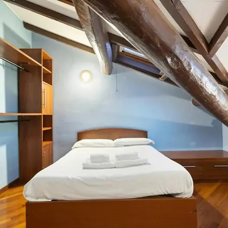 Spacious & Comfortable Apt, Near Station Apartment *