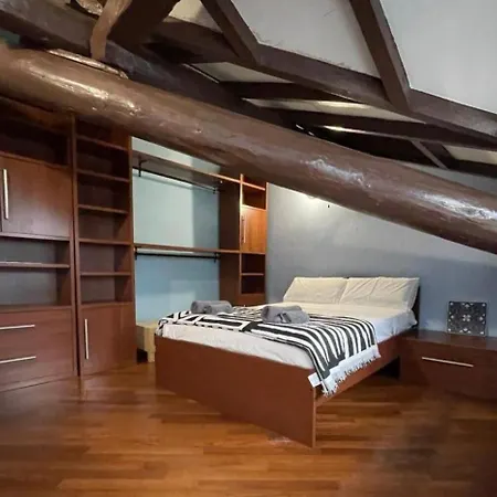Spacious & Comfortable Apt, Near Station Apartment