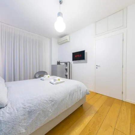 Apartment Elegant And Spacious 2bdr, 5 Min Station