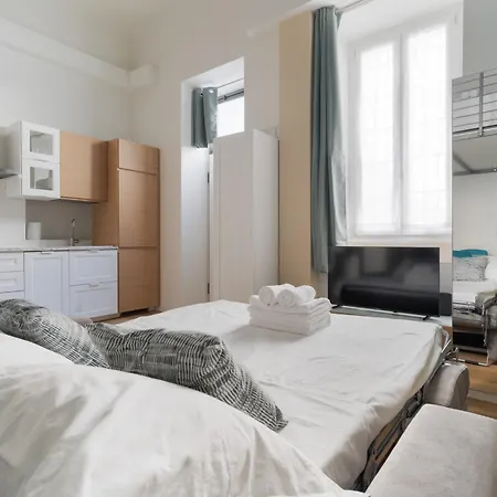 Guesthost - Comfy Near Station Apartment *