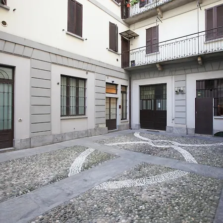 Minimal & Cozy Near Duomo * Milão