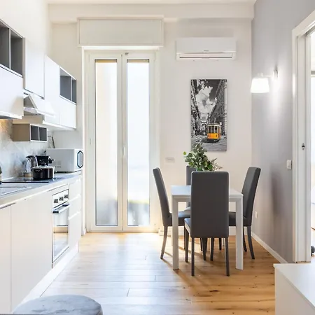 Duomo-navigli 8 Min Walk - With Terrace Appartamento Milano
