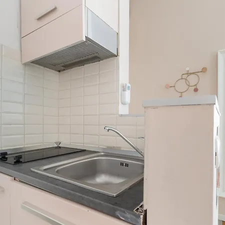 Guesthost - Chic Flat Steps From Duomo Apartment *