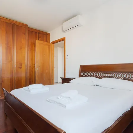 Guesthost - Comfy X4 Comasina M3