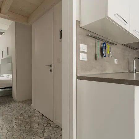 Guesthost - Cozy Flat Near & Grec0 Pirelli Stations