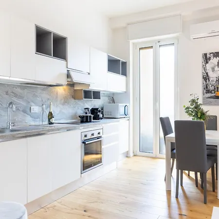 Duomo-navigli 8 Min Walk - With Terrace Appartamento