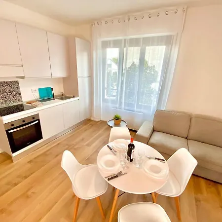 Fontanili- Near Downtown 20 People Apartment *