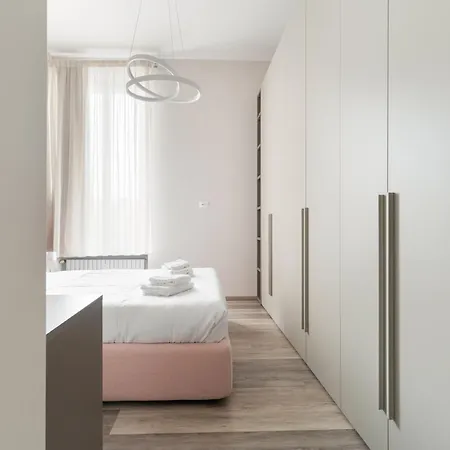 Guesthost - Stylish X4 Isola Mm5
