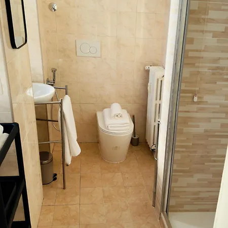 Yellow Metro M4 Apartment