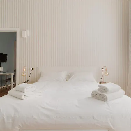 Guesthost - Chic Flat Steps From Duomo Mailand